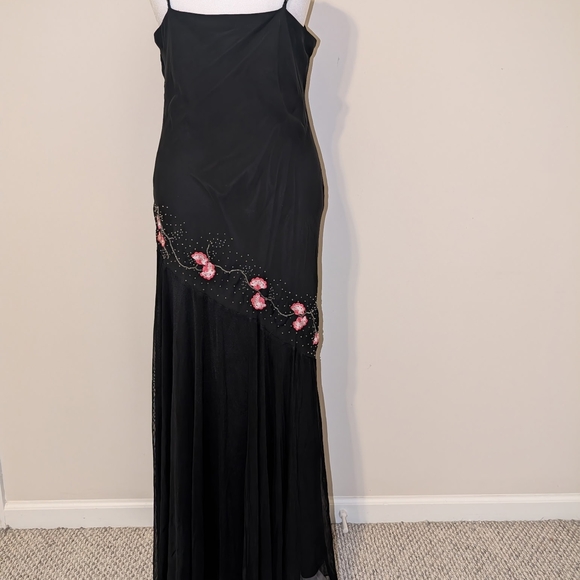 Ronni Nicole Elegant Black Maxi Dress with Pink Floral Design - Picture 2 of 3